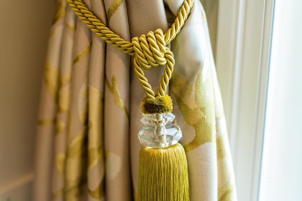 Bed and Breakfast Burlington House Boutique Оксфорд Экстерьер фото A curtain tieback