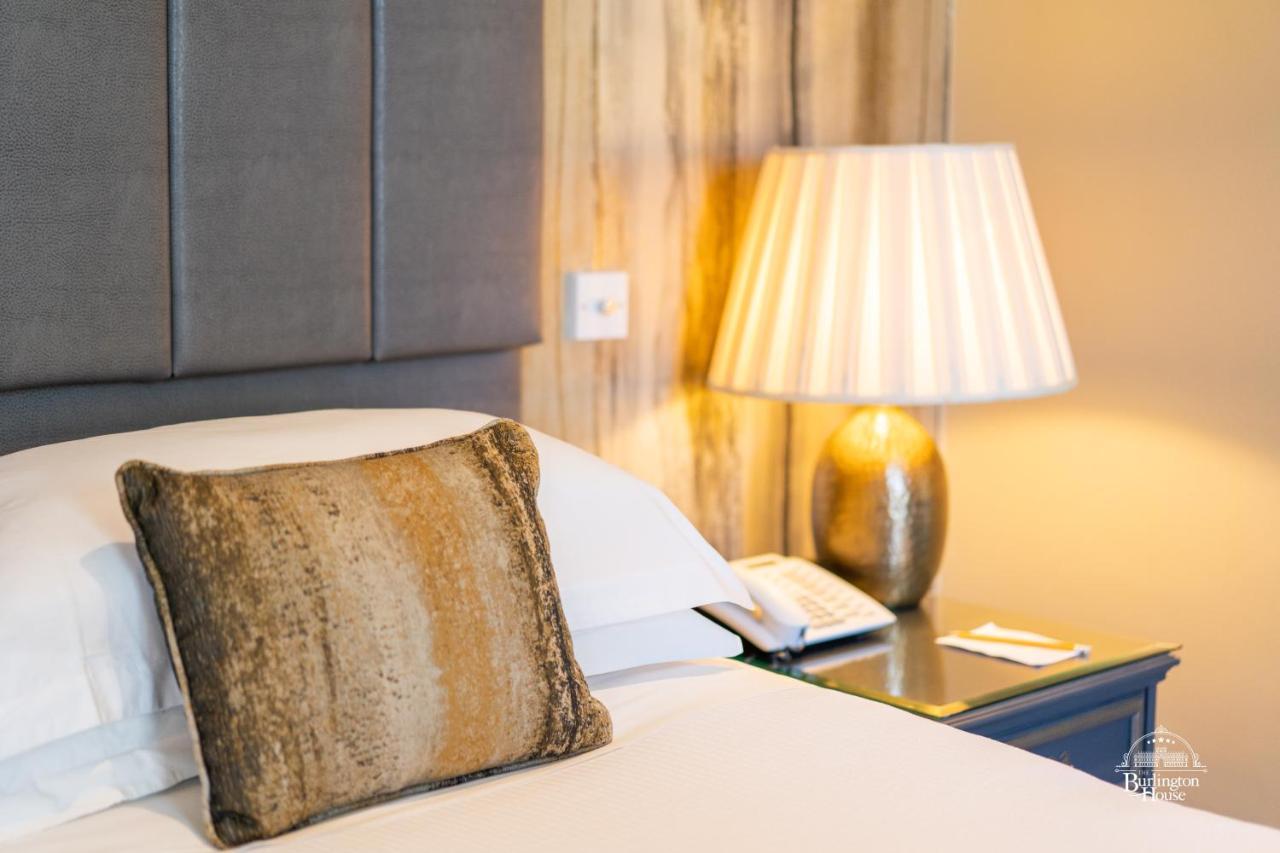 Bed and Breakfast Burlington House Boutique Оксфорд Экстерьер фото A lamp on a bedside table