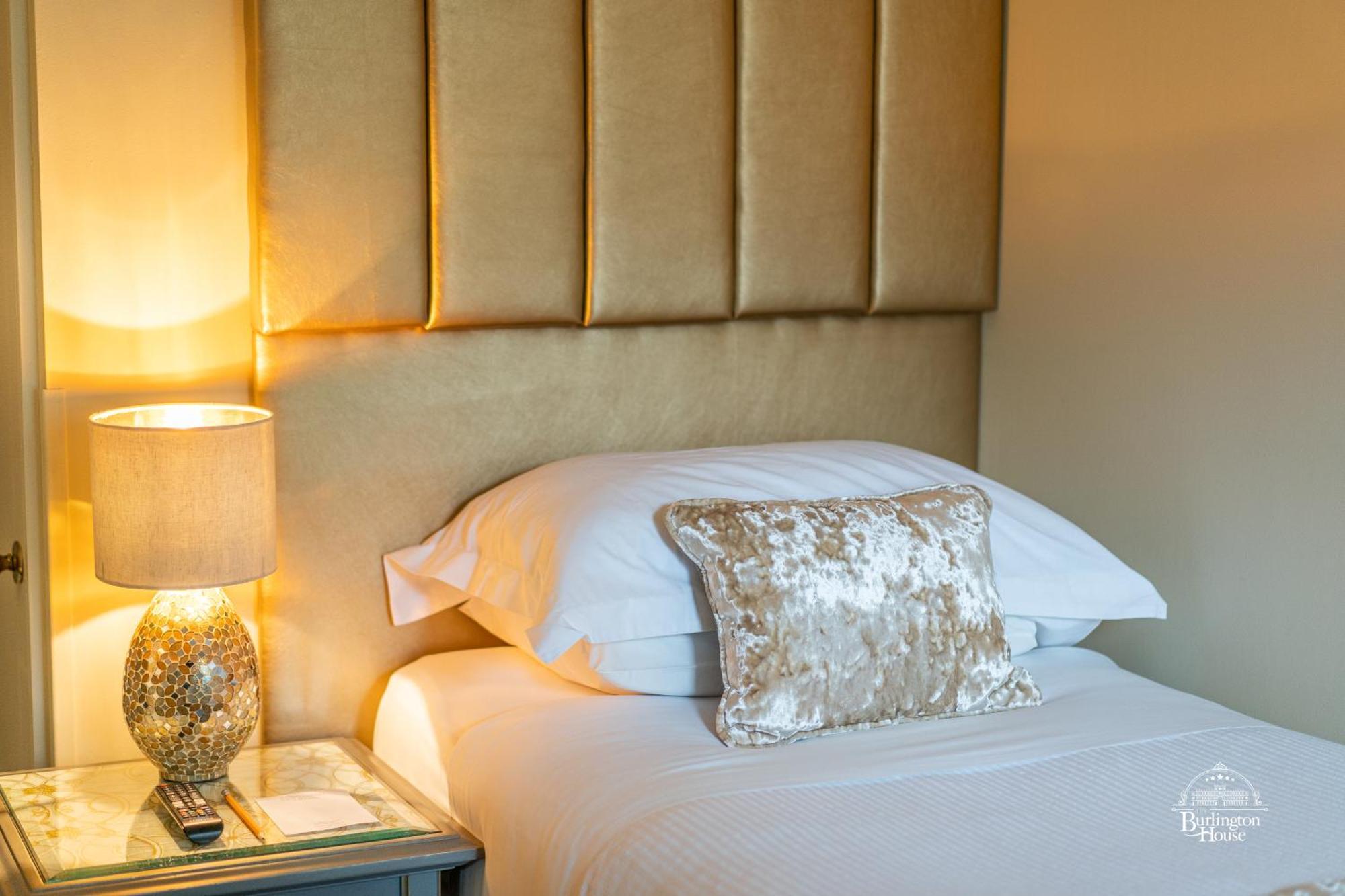 Bed and Breakfast Burlington House Boutique Оксфорд Номер фото A bed with a headboard