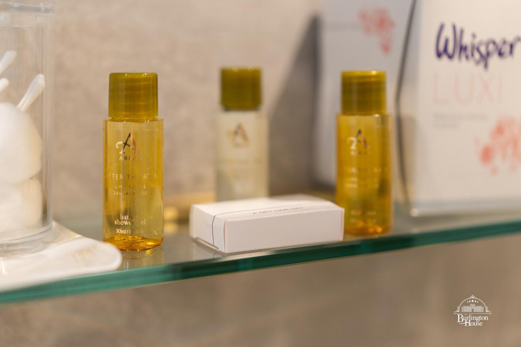 Bed and Breakfast Burlington House Boutique Оксфорд Номер фото A selection of amenities by the brand