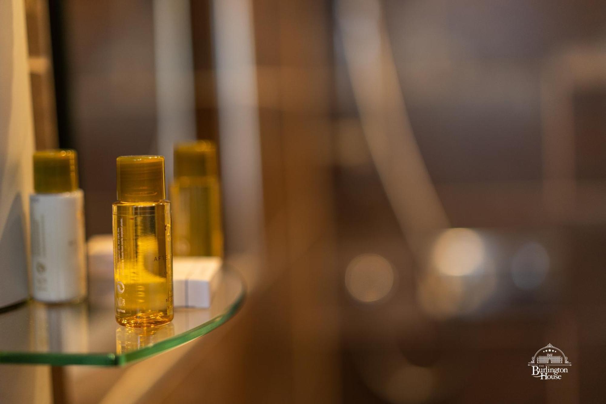 Bed and Breakfast Burlington House Boutique Оксфорд Номер фото A bottle of body lotion