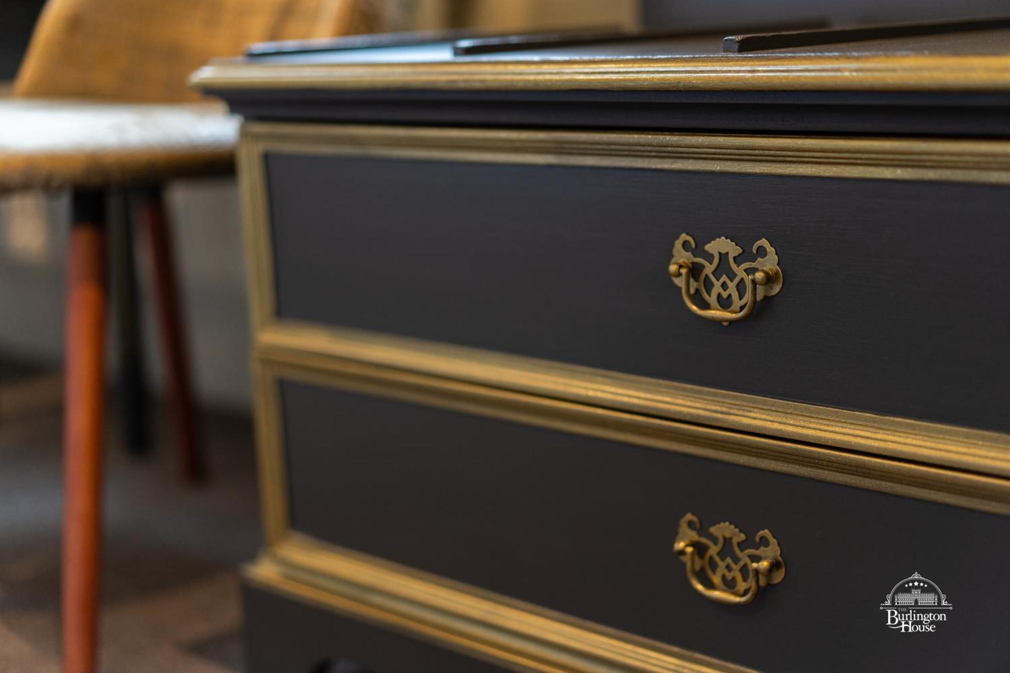 Bed and Breakfast Burlington House Boutique Оксфорд Номер фото A piece of furniture with a gold leaf finish