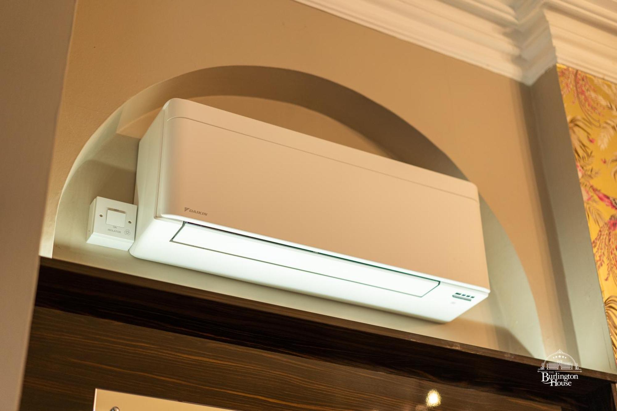 Bed and Breakfast Burlington House Boutique Оксфорд Номер фото A wall-mounted air conditioner