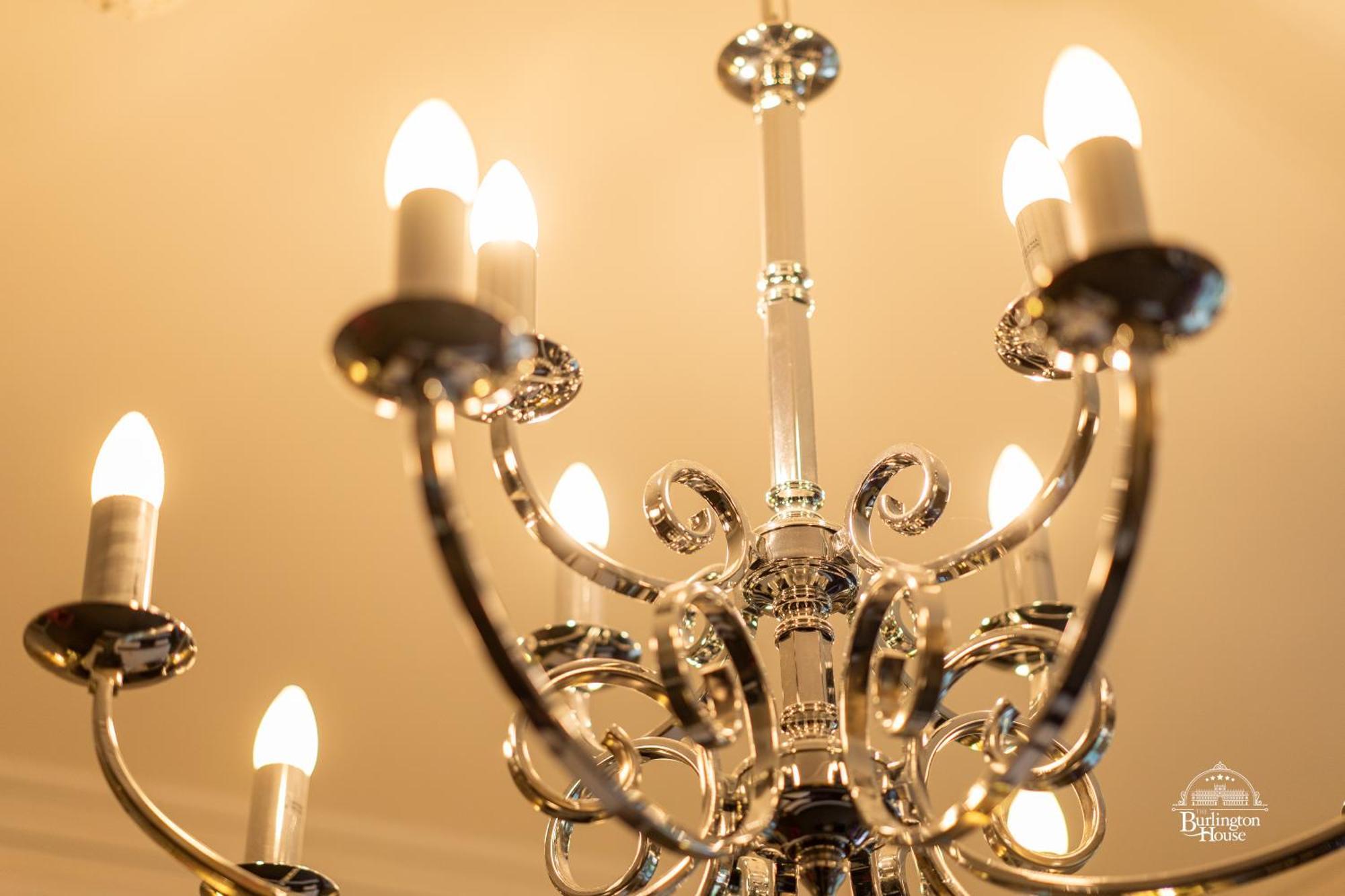 Bed and Breakfast Burlington House Boutique Оксфорд Номер фото A chandelier