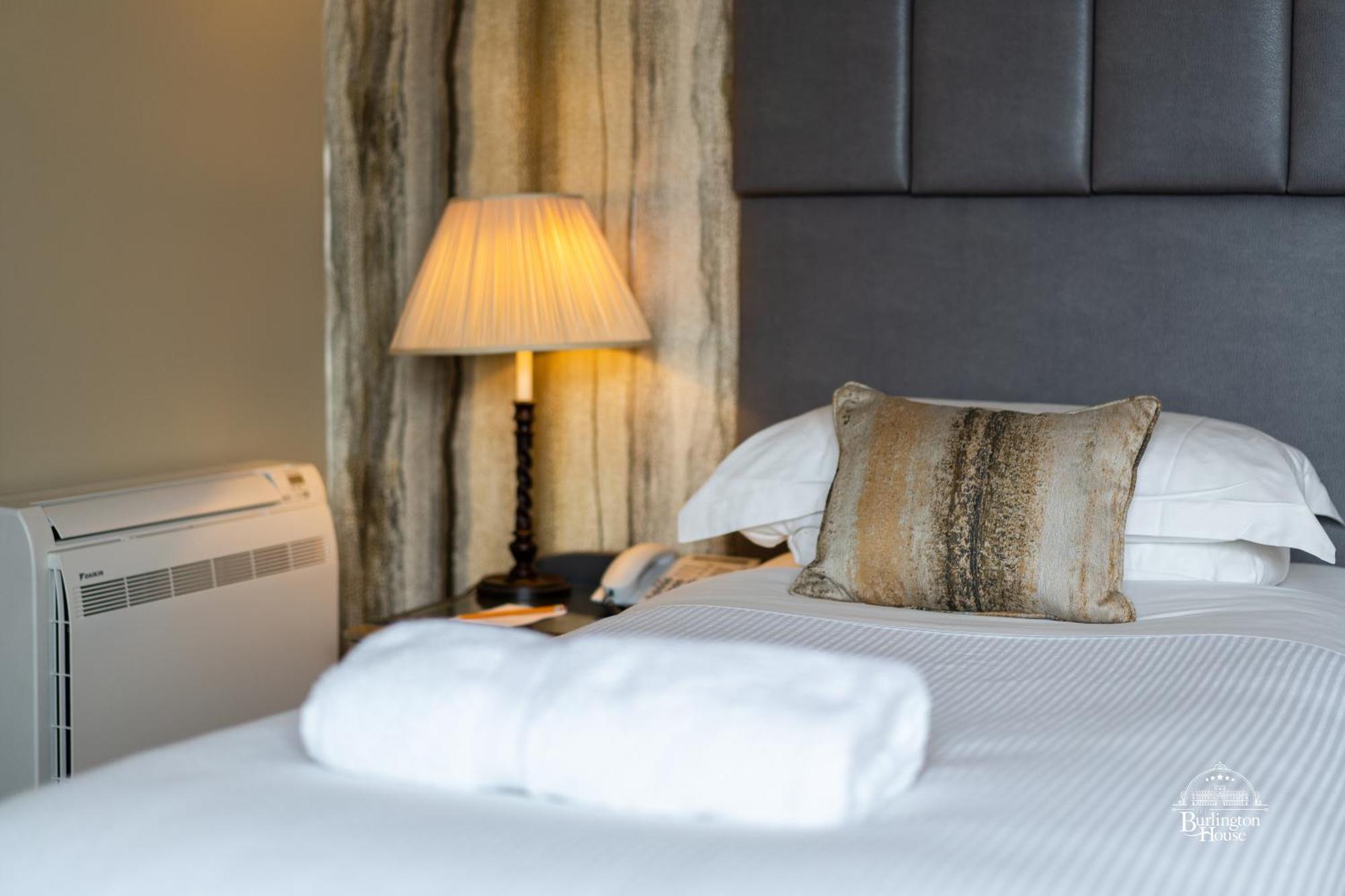 Bed and Breakfast Burlington House Boutique Оксфорд Номер фото A bed with a lamp and a pillow