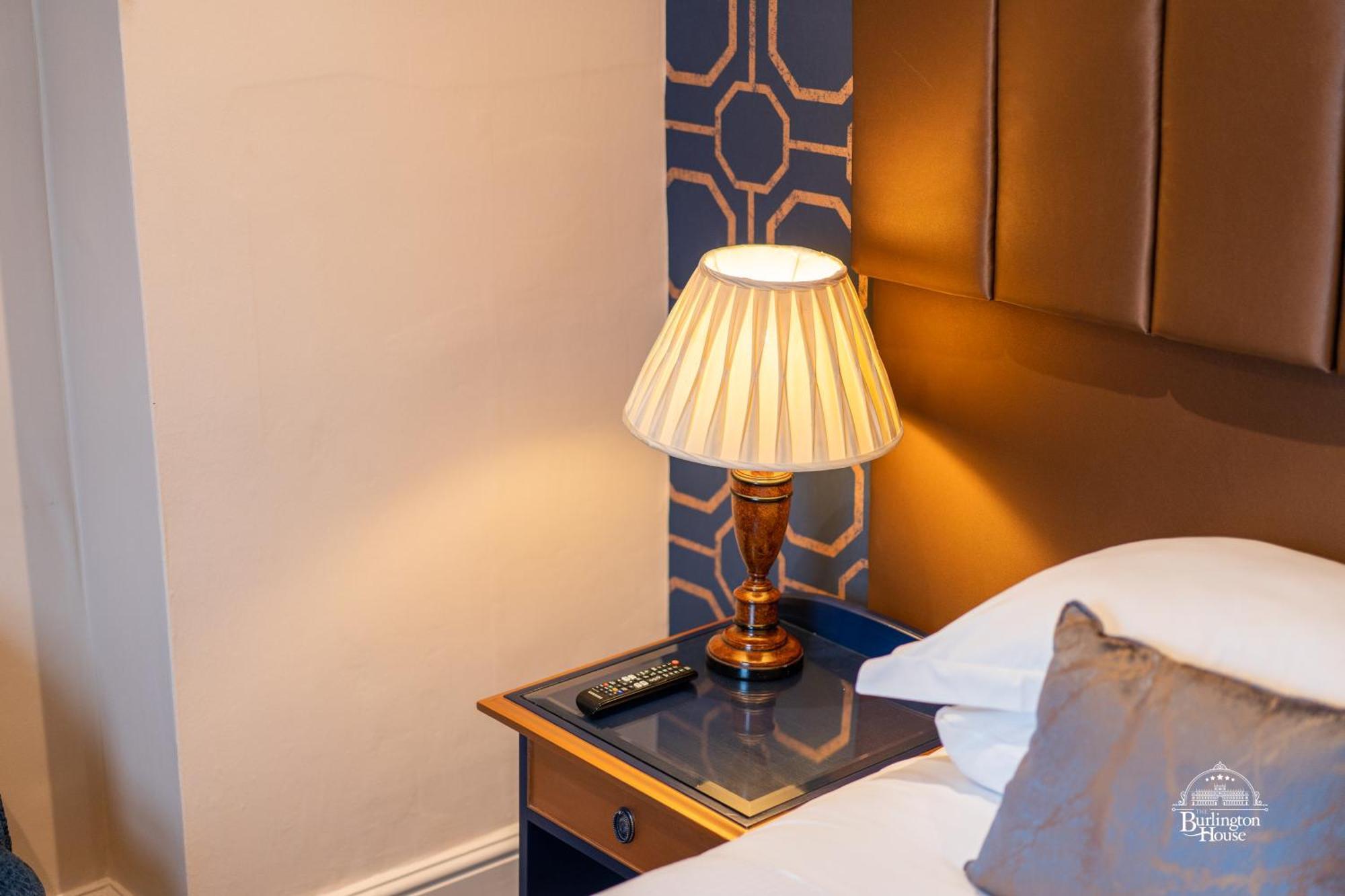 Bed and Breakfast Burlington House Boutique Оксфорд Номер фото A table lamp
