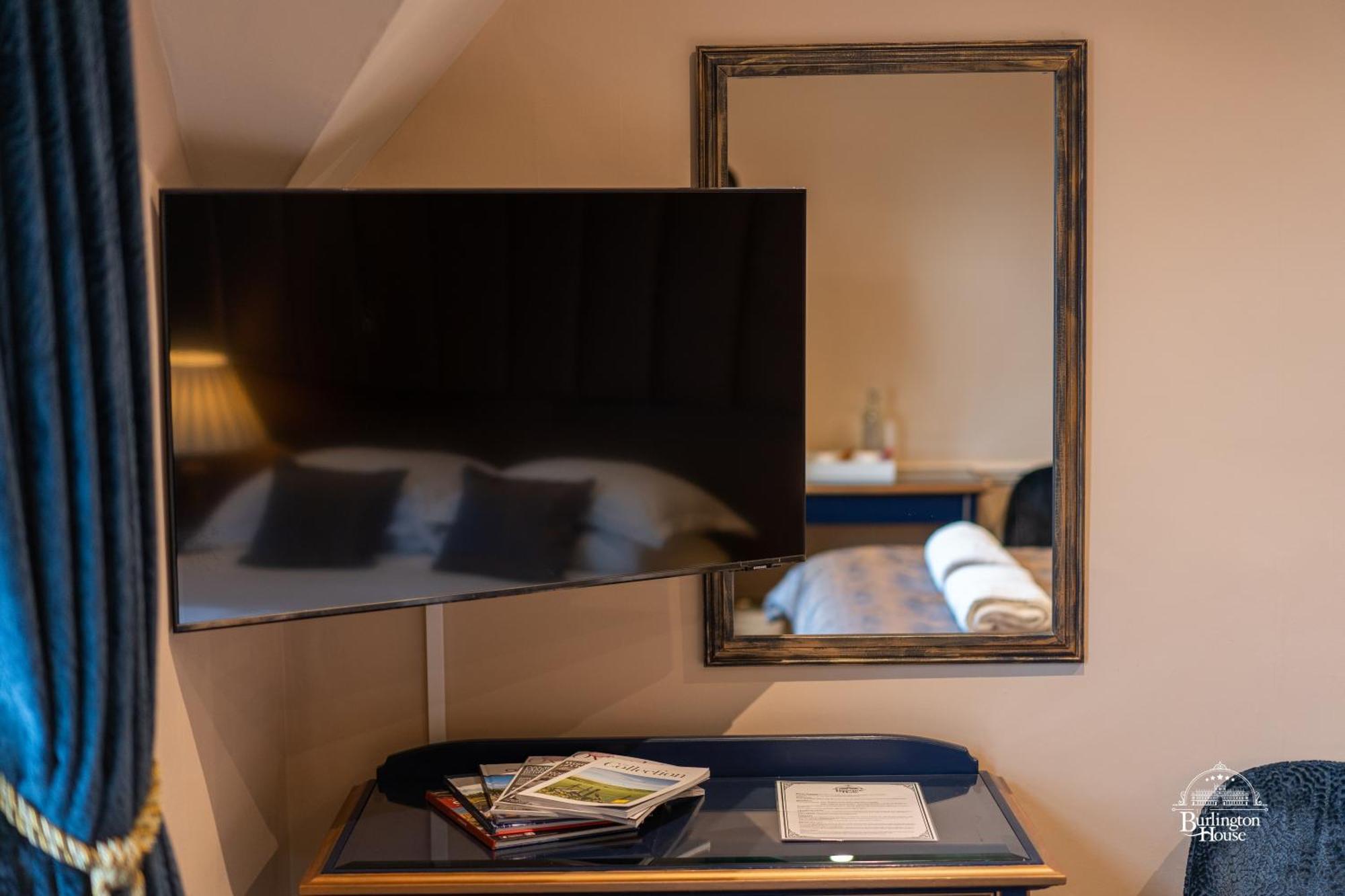 Bed and Breakfast Burlington House Boutique Оксфорд Номер фото A television in a hotel room