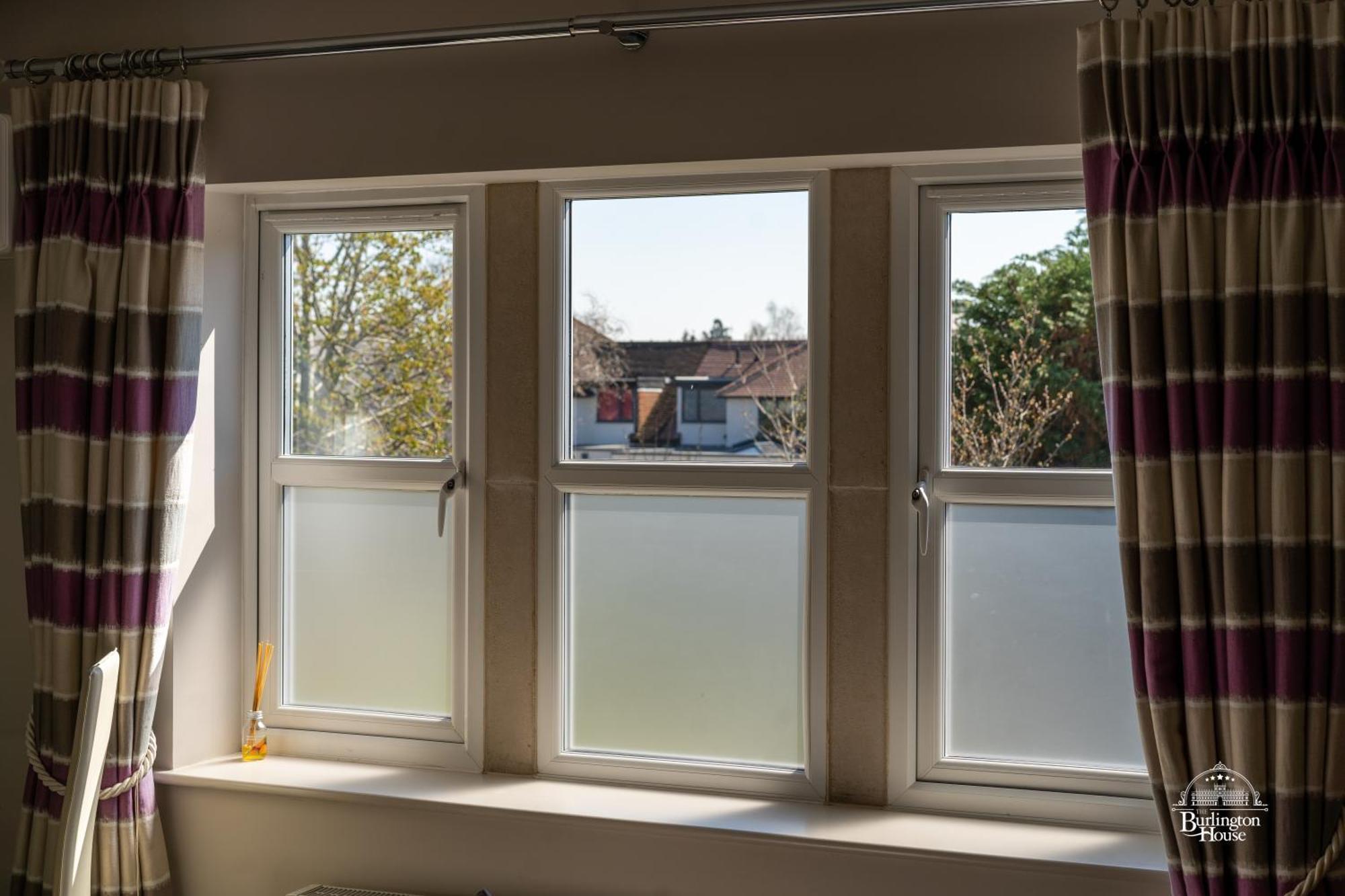 Bed and Breakfast Burlington House Boutique Оксфорд Экстерьер фото A window with a privacy film installed